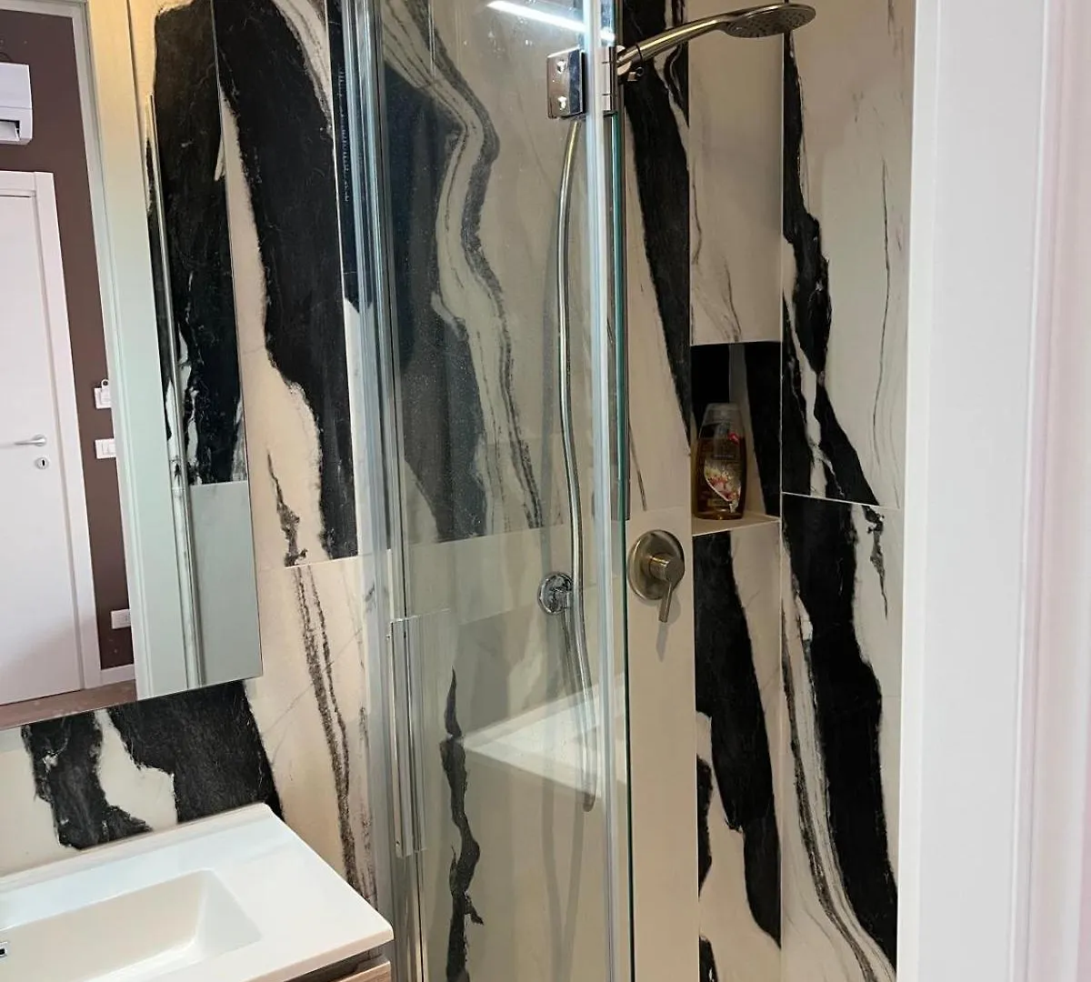 Sea Breeze Suites 리보르노