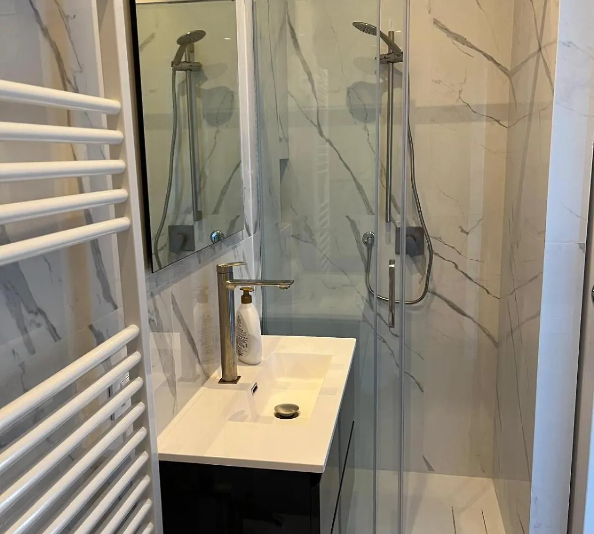 Sea Breeze Suites 리보르노 게스트하우스